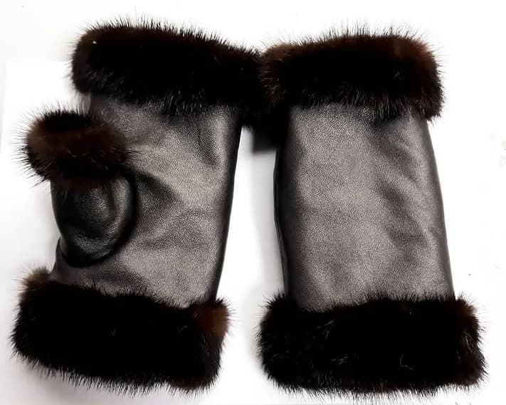 Black fingerless gloves with mink trim