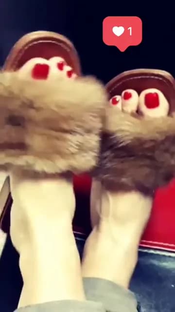 Fox fur slippers