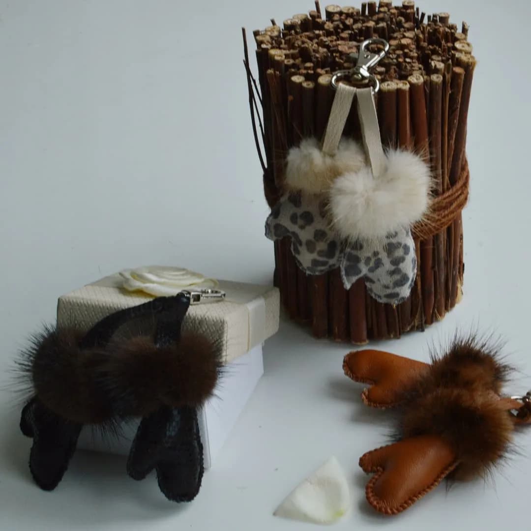 Mitten keyrings with fur trim