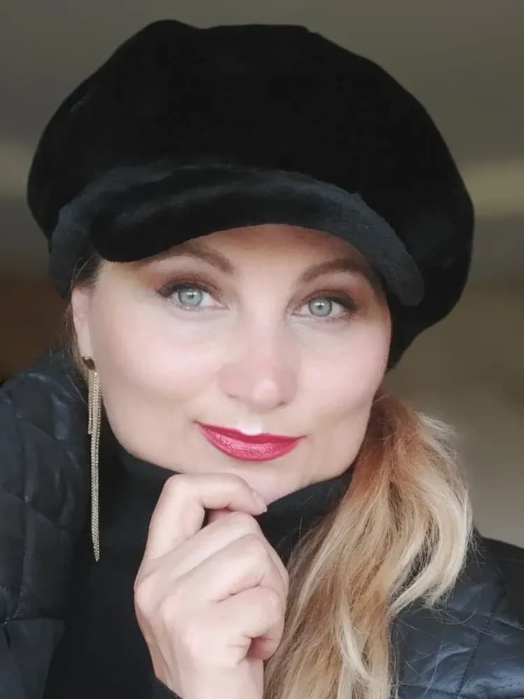 Black sheared mink beret with a peak