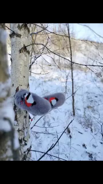 Шэрыя норкавыя рукавічкі са снягірамі