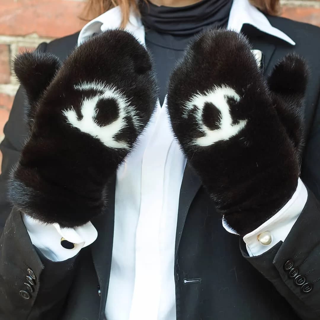 Чорныя норкавыя рукавічкі з манаграмай Chanel