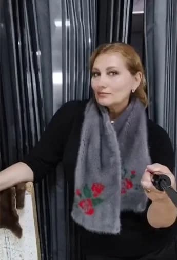 Grey mink scarf with red roses