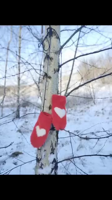 Чырвоныя норкавыя рукавічкі з белымі сэрцайкамі