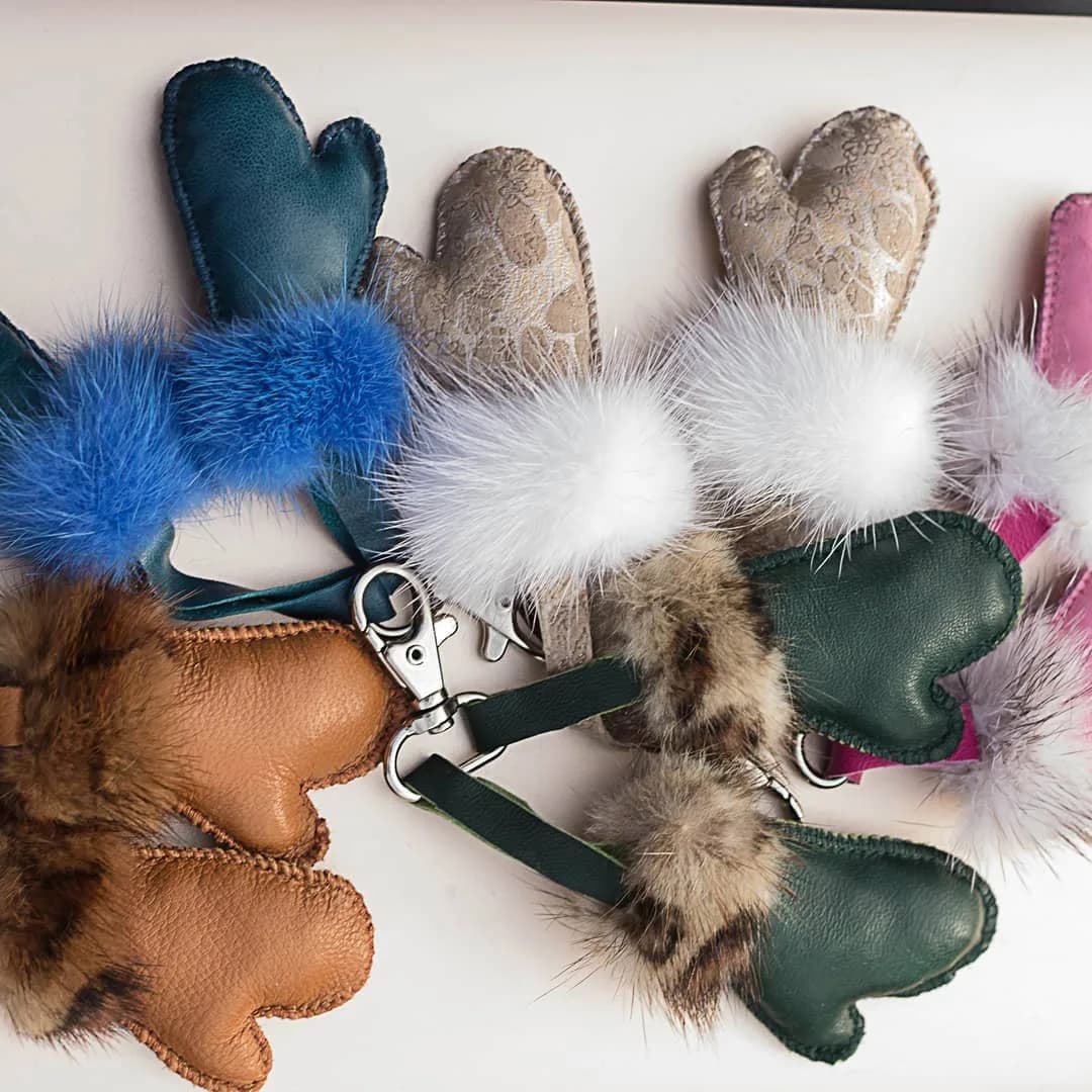 Mitten keyrings with fur trim